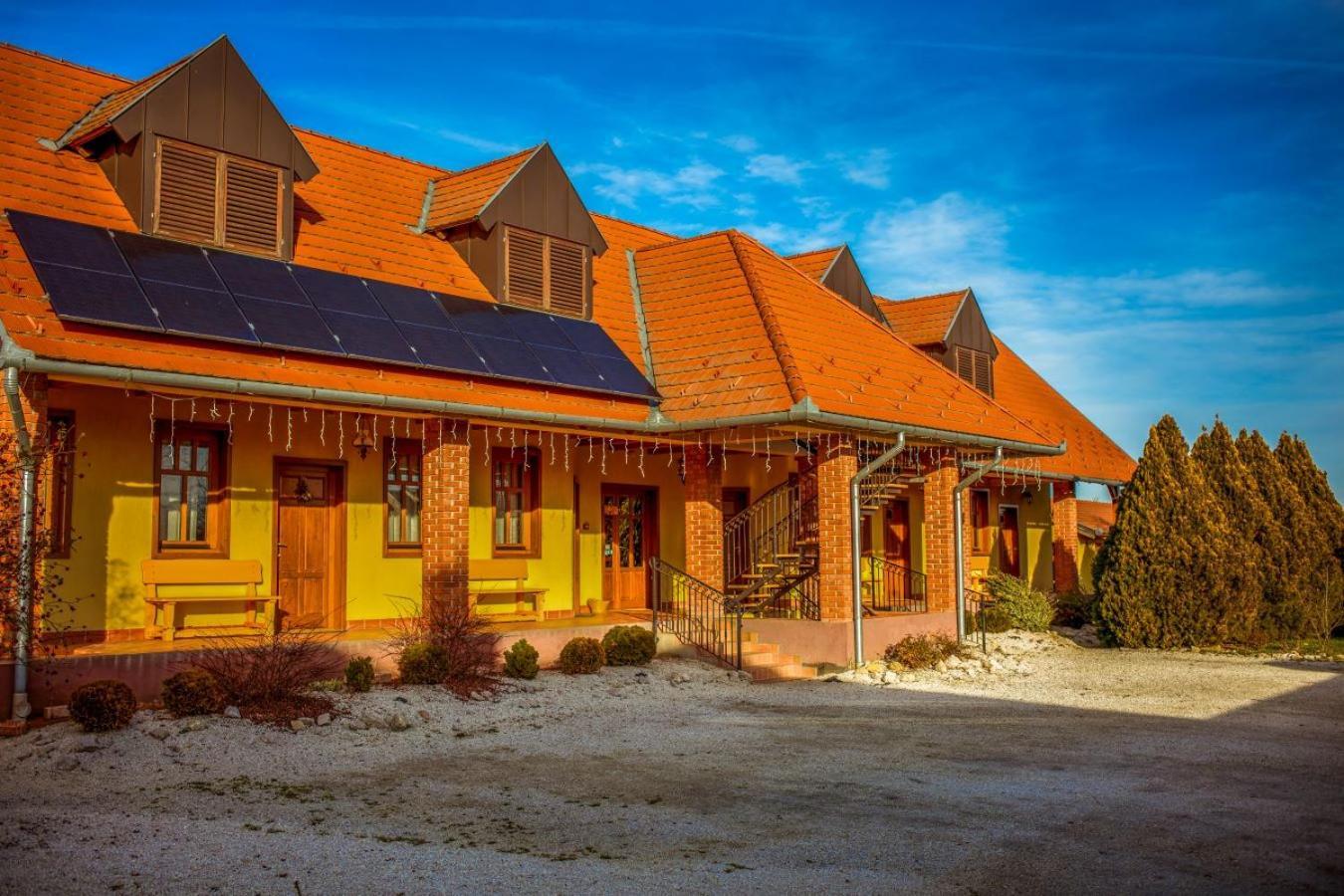 Nosztalgia Vendeghaz Hotel Zalaegerszeg Buitenkant foto