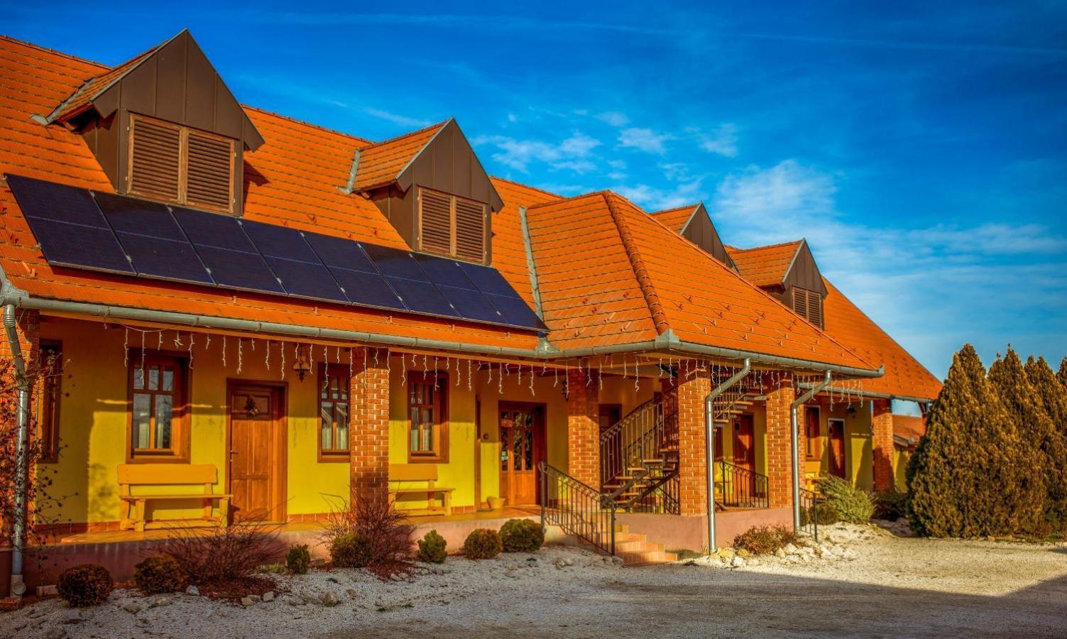 Nosztalgia Vendeghaz Hotel Zalaegerszeg Buitenkant foto