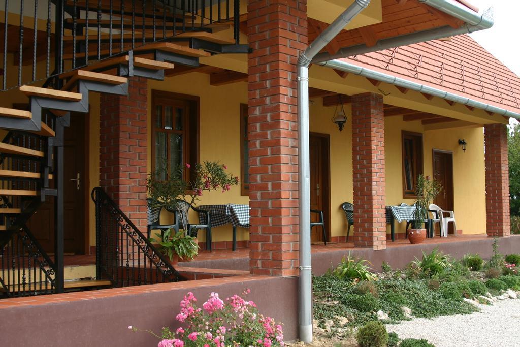 Nosztalgia Vendeghaz Hotel Zalaegerszeg Buitenkant foto
